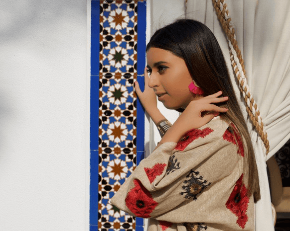 المصمّمة مها الحامد: أحبّ خلط كلاسيكية العباية مع الكاجوال