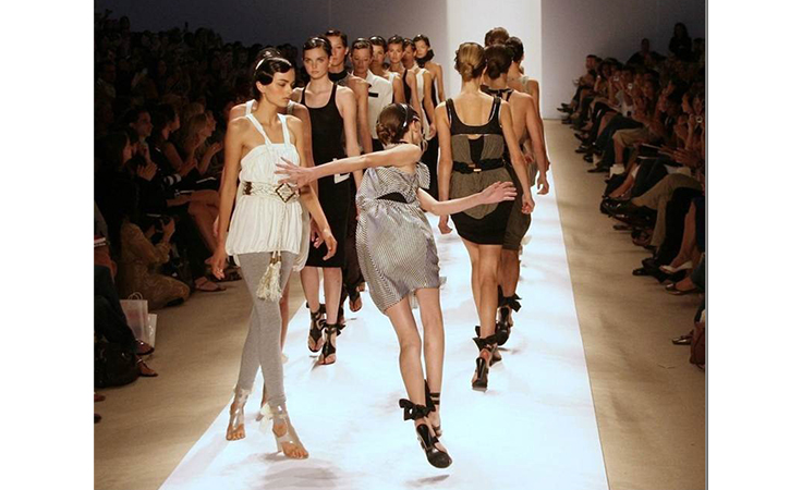 السقطات المحرجة الأشهر للعارضات على ممرّ الأزياء
