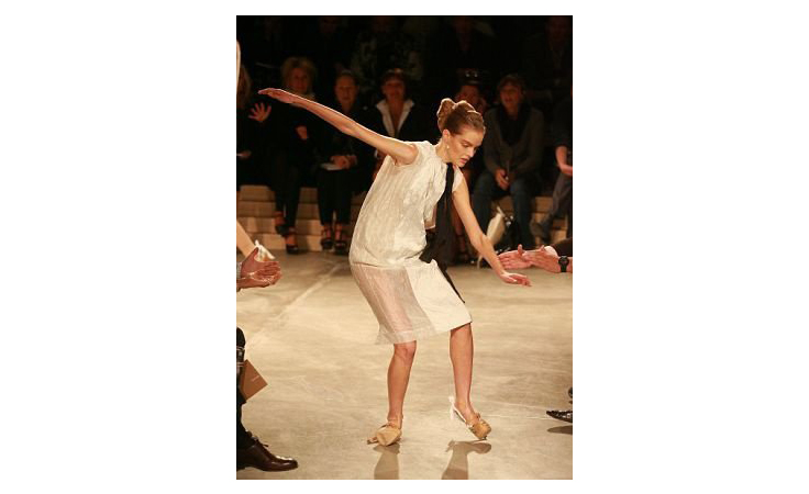 السقطات المحرجة الأشهر للعارضات على ممرّ الأزياء