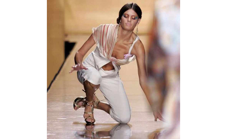 السقطات المحرجة الأشهر للعارضات على ممرّ الأزياء