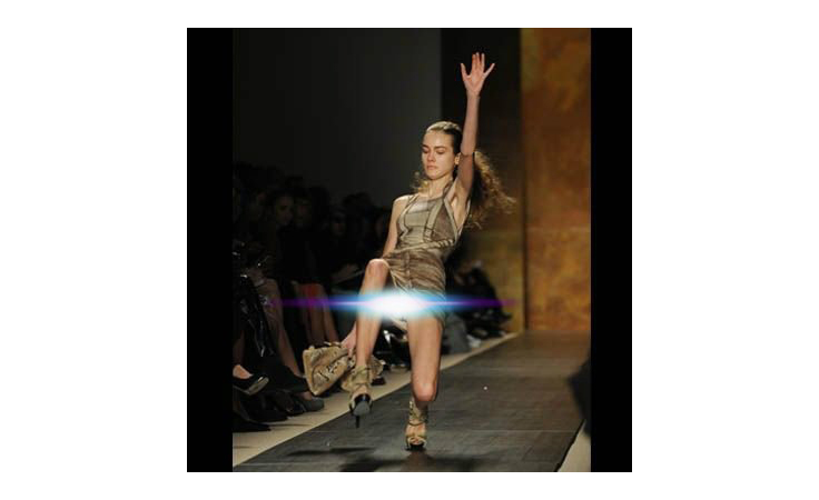 السقطات المحرجة الأشهر للعارضات على ممرّ الأزياء