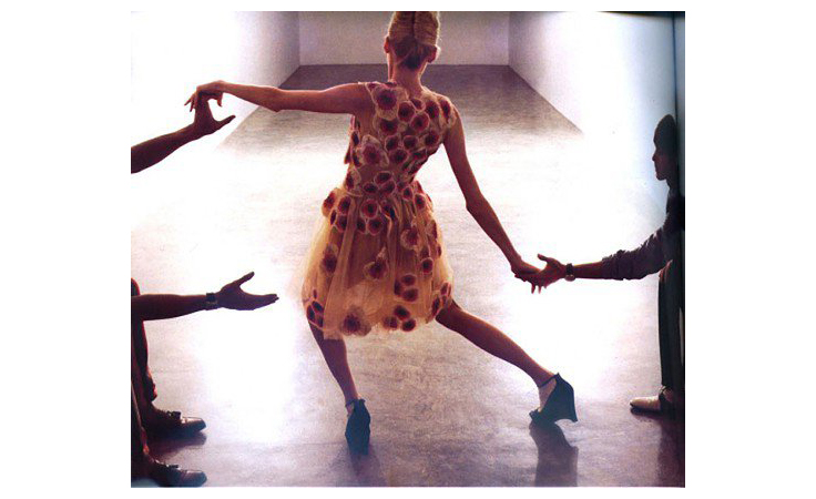 السقطات المحرجة الأشهر للعارضات على ممرّ الأزياء