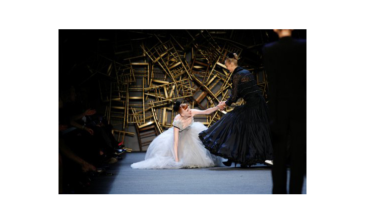 السقطات المحرجة الأشهر للعارضات على ممرّ الأزياء