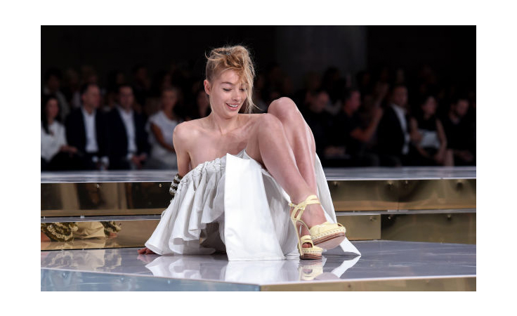 السقطات المحرجة الأشهر للعارضات على ممرّ الأزياء