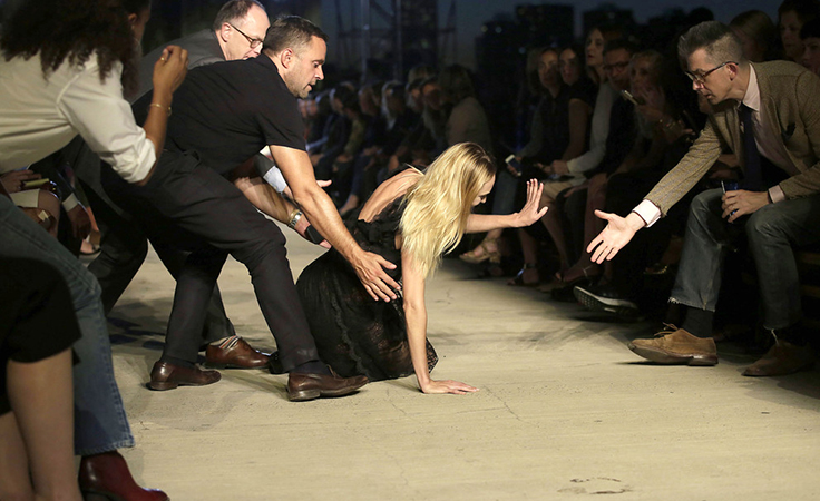 السقطات المحرجة الأشهر للعارضات على ممرّ الأزياء