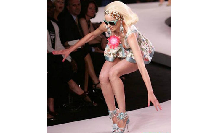 السقطات المحرجة الأشهر للعارضات على ممرّ الأزياء