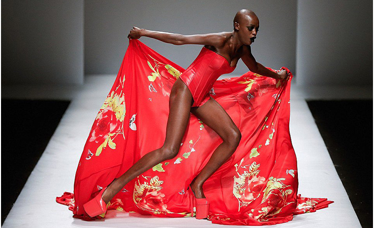 السقطات المحرجة الأشهر للعارضات على ممرّ الأزياء