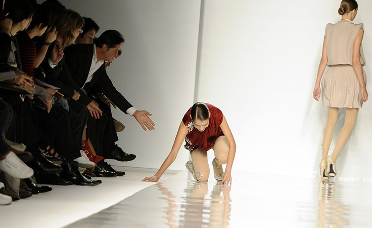 السقطات المحرجة الأشهر للعارضات على ممرّ الأزياء