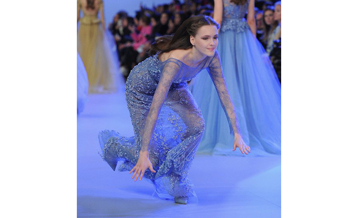 السقطات المحرجة الأشهر للعارضات على ممرّ الأزياء