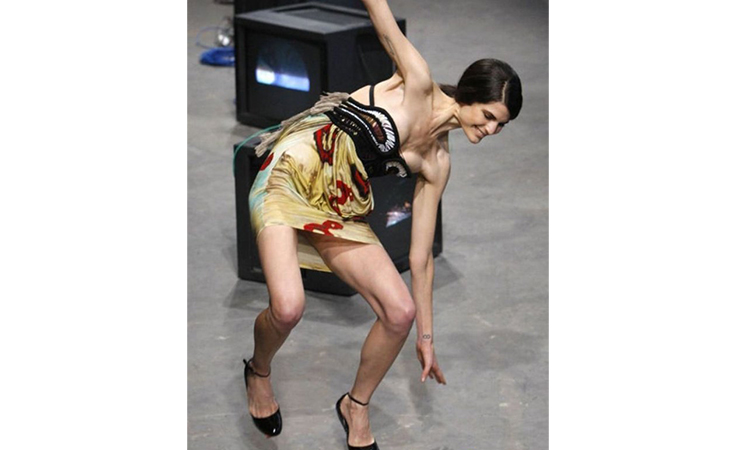 السقطات المحرجة الأشهر للعارضات على ممرّ الأزياء