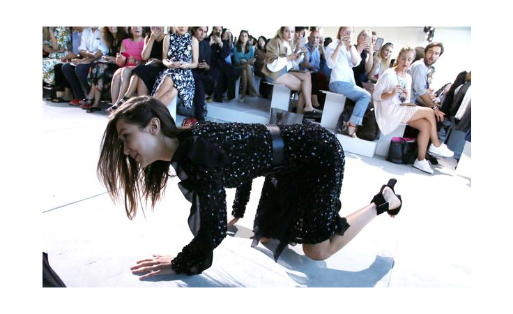 السقطات المحرجة الأشهر للعارضات على ممرّ الأزياء