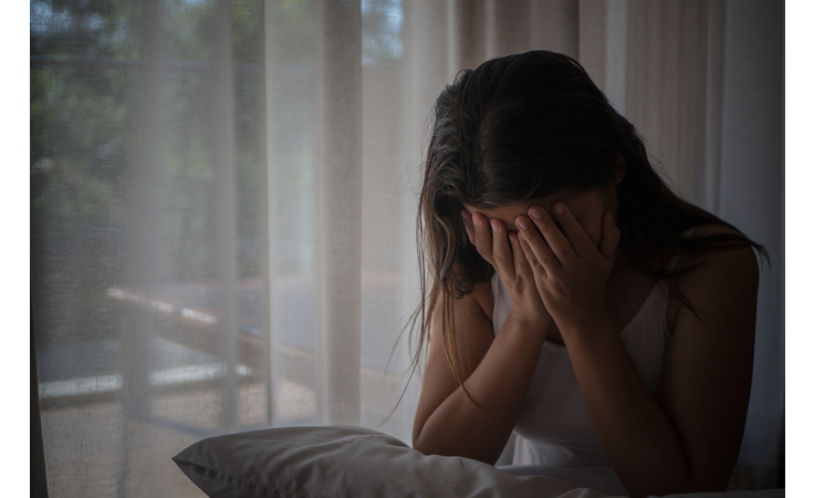 بكاؤك أمام طفلك... متى يكون مسموحاً ومتى يضرّ به؟