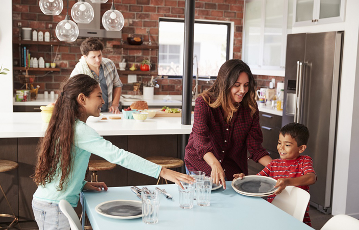 10 أشياء عليكِ تعليمها لابنك قبل بلوغه المراهقة