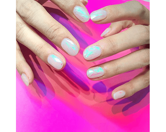 المناكير الزجاجية صيحةٌ تغزو صفحات الإنستغرام