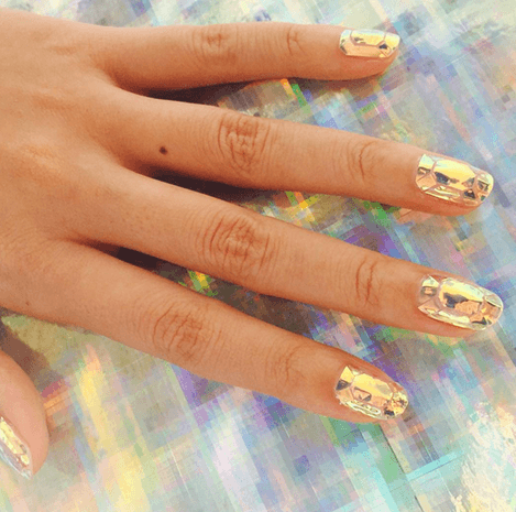 المناكير الزجاجية صيحةٌ تغزو صفحات الإنستغرام