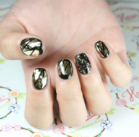 المناكير الزجاجية صيحةٌ تغزو صفحات الإنستغرام