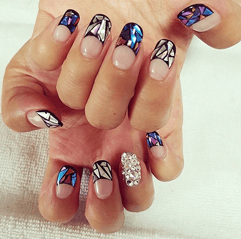 المناكير الزجاجية صيحةٌ تغزو صفحات الإنستغرام