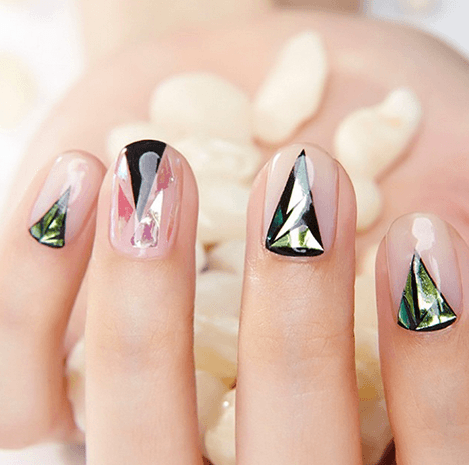 المناكير الزجاجية صيحةٌ تغزو صفحات الإنستغرام