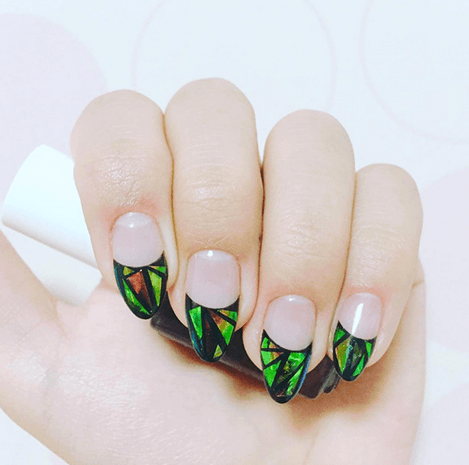 المناكير الزجاجية صيحةٌ تغزو صفحات الإنستغرام