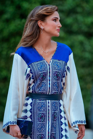 في عيد ميلادها.. تعرّفي إلى أسرار أناقة الملكة رانيا