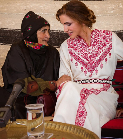 في عيد ميلادها.. تعرّفي إلى أسرار أناقة الملكة رانيا