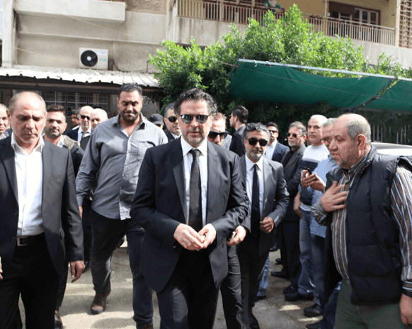 بالصور - نجلا راغب علامة يرافقانه في جنازة والدته
