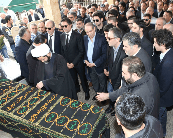 بالصور - نجلا راغب علامة يرافقانه في جنازة والدته