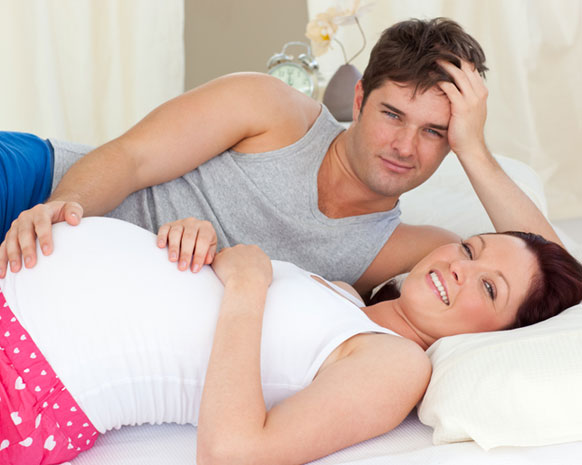 ما الذي يجعل العلاقة الحميمة أكثر إمتاعًا أثناء الحمل 