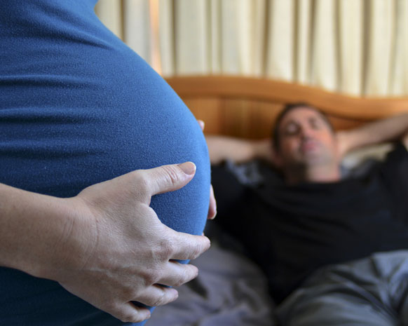 ما الذي يجعل العلاقة الحميمة أكثر إمتاعًا أثناء الحمل 
