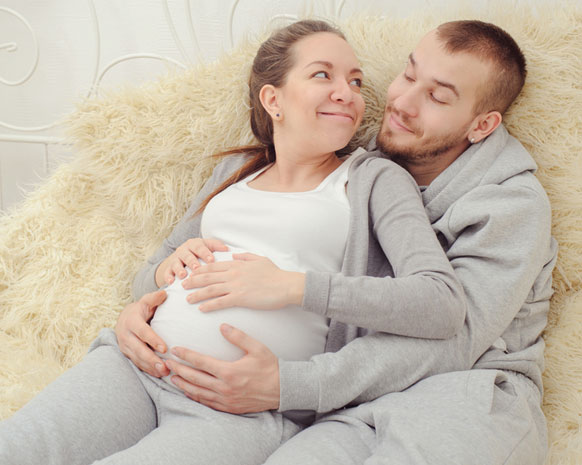 ما الذي يجعل العلاقة الحميمة أكثر إمتاعًا أثناء الحمل 