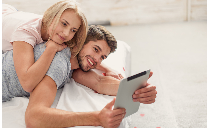 لهذه الأسباب عليك أن تبادري بالتواصل الحميم مع زوجك