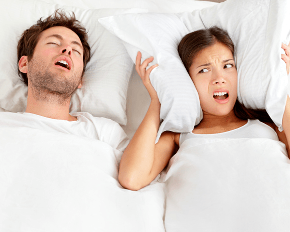 هل يُزعجكِ شخير زوجكِ؟ إليكِ طرق مساعدته!
