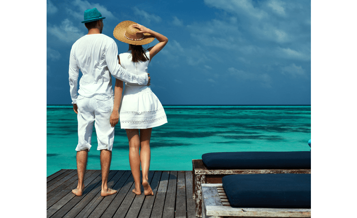 كيف يجب أن تتعامل العروس مع عريسها في شهر العسل؟