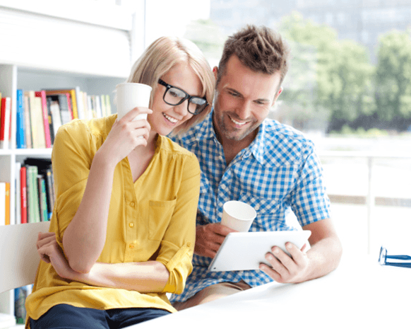 8 علامات تُشير إلى إعجاب الرجل بكِ... اكتشفيها!