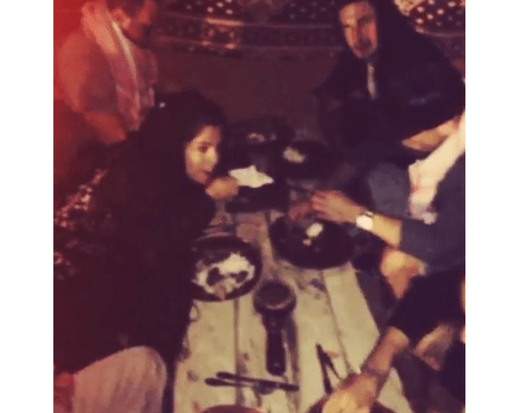 سيلينا غوميز بالحجاب تستمتع في دبي مع صديقها الجديد نواعم