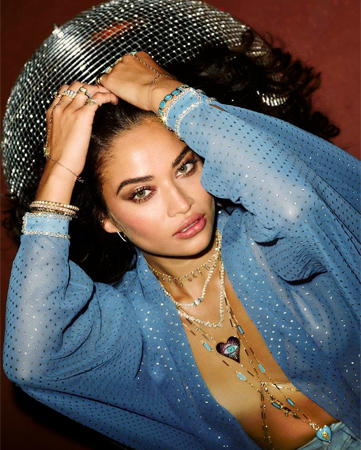 شانينا شايك تلهم Jacquie Aiche في مجموعةٍ عن طاقة جسم الانسان