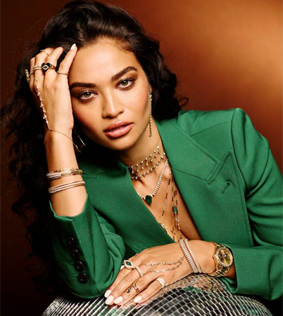 شانينا شايك تلهم Jacquie Aiche في مجموعةٍ عن طاقة جسم الانسان