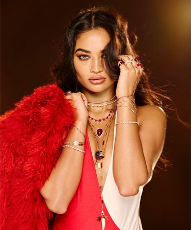 شانينا شايك تلهم Jacquie Aiche في مجموعةٍ عن طاقة جسم الانسان