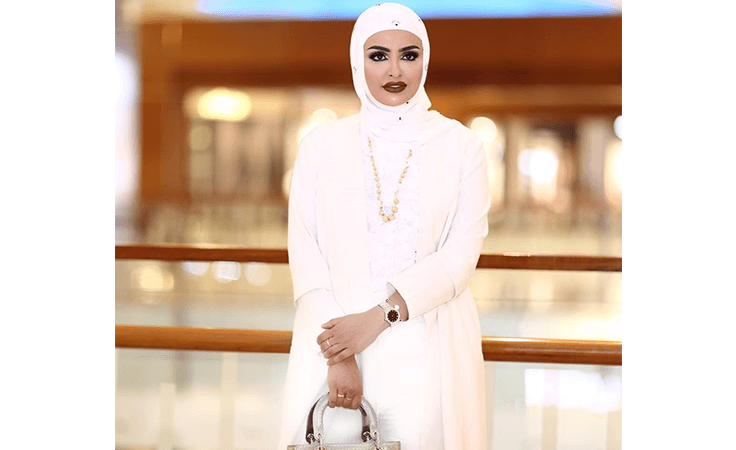 هكذا ترتدين القلائد مع الحجاب بوحي من سندس القطان