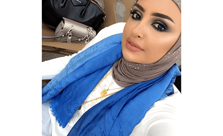 هكذا ترتدين القلائد مع الحجاب بوحي من سندس القطان