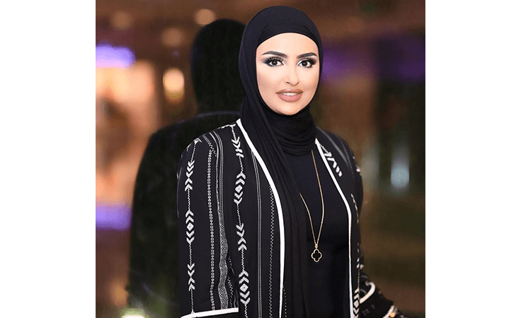هكذا ترتدين القلائد مع الحجاب بوحي من سندس القطان