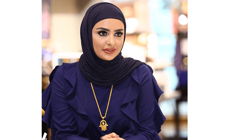 هكذا ترتدين القلائد مع الحجاب بوحي من سندس القطان