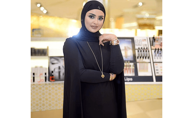 هكذا ترتدين القلائد مع الحجاب بوحي من سندس القطان