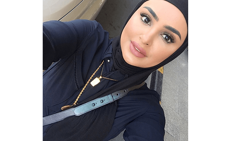 هكذا ترتدين القلائد مع الحجاب بوحي من سندس القطان