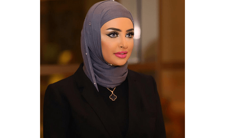 هكذا ترتدين القلائد مع الحجاب بوحي من سندس القطان