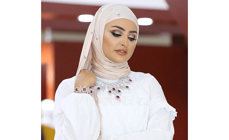 هكذا ترتدين القلائد مع الحجاب بوحي من سندس القطان