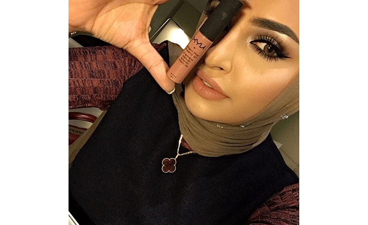 هكذا ترتدين القلائد مع الحجاب بوحي من سندس القطان