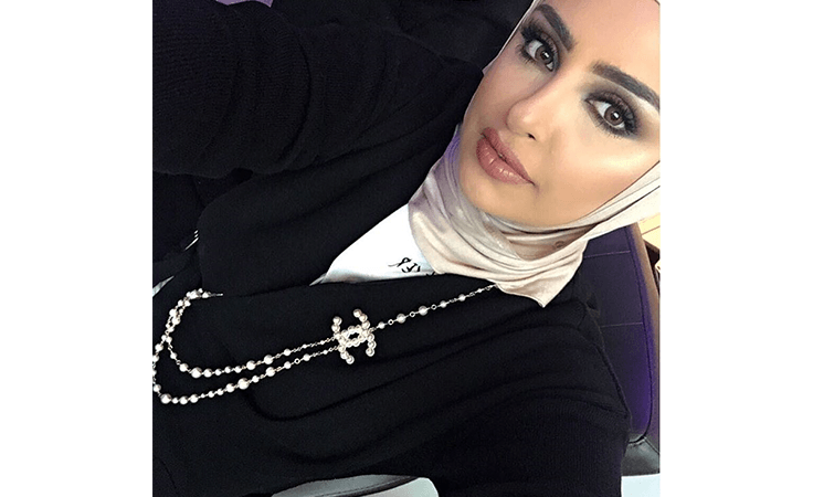 هكذا ترتدين القلائد مع الحجاب بوحي من سندس القطان
