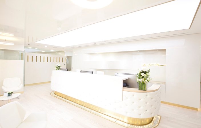 خاصّ، كلّ ما عليكِ معرفته عن تبييض الأسنان مع الطبيبين طارق وديفيد من عيادة أبا