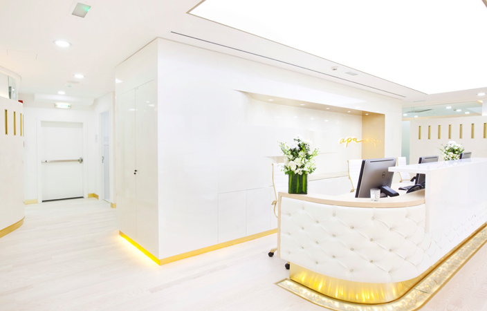 خاصّ، كلّ ما عليكِ معرفته عن تبييض الأسنان مع الطبيبين طارق وديفيد من عيادة أبا